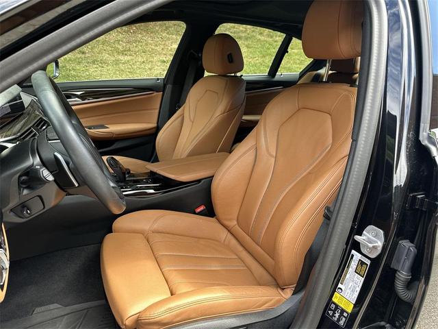 Photo of 2021 Black Sapphire Metallic BMW 540