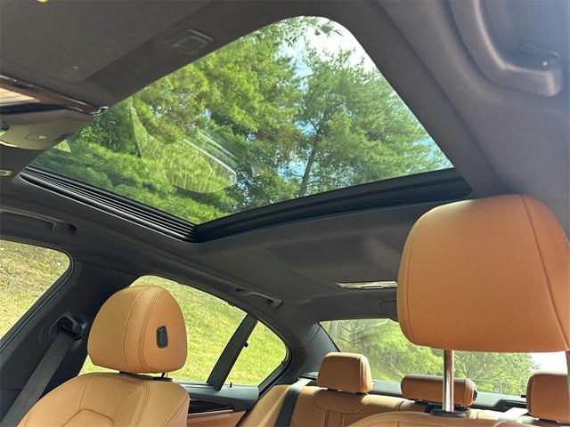 Photo of 2021 Black Sapphire Metallic BMW 540