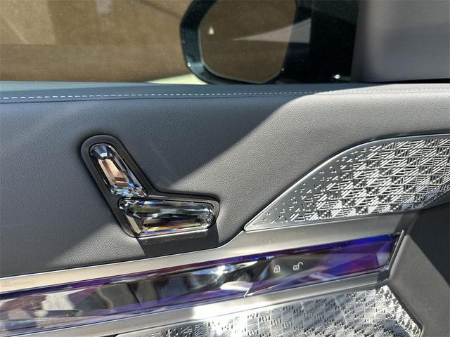 Photo of 2025 Carbon Black Metallic BMW 760