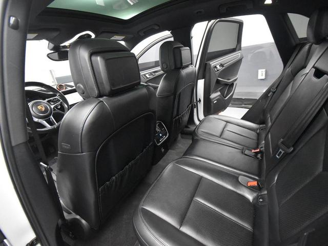 Photo of 2018 White Porsche Macan