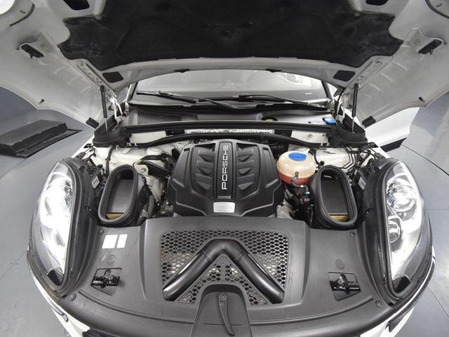 Photo of 2018 White Porsche Macan