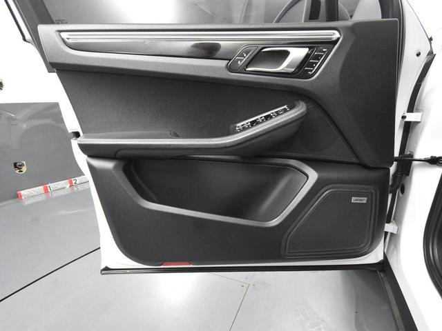 Photo of 2018 White Porsche Macan