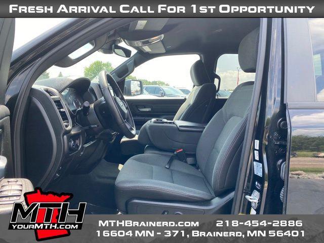 Photo of 2022 Diamond Black Crystal Pearlcoat RAM 1500