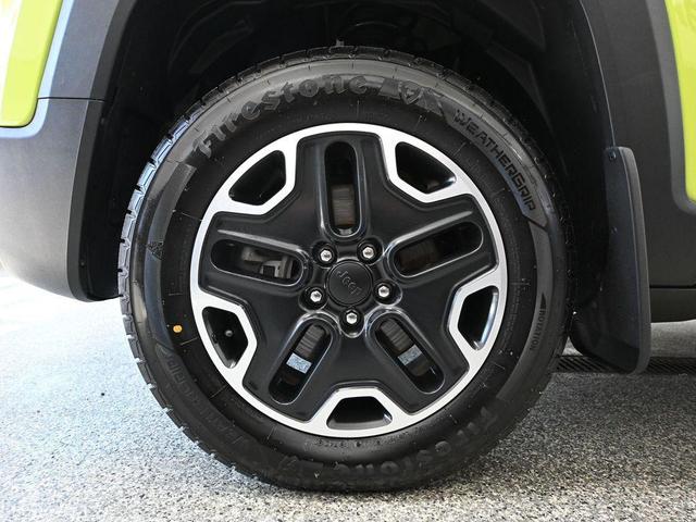 Photo of 2017 Hypergreen Clearcoat Jeep Renegade