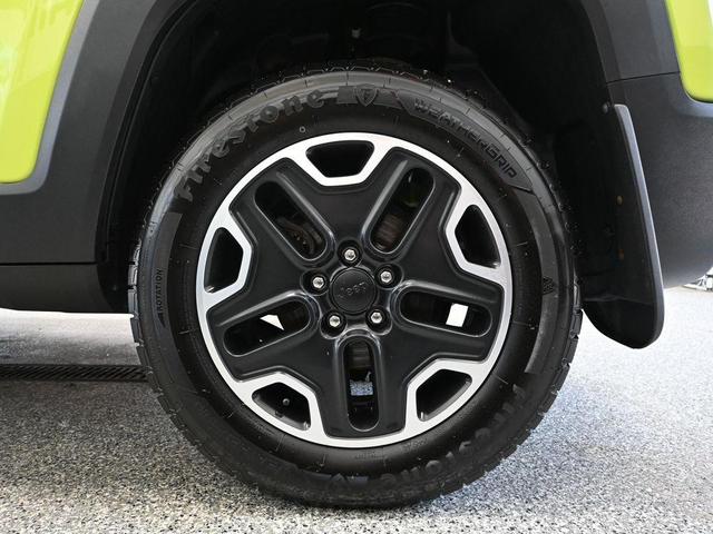 Photo of 2017 Hypergreen Clearcoat Jeep Renegade