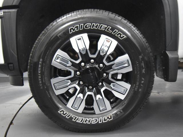 Photo of 2025 White Frost Tricoat GMC Sierra 3500