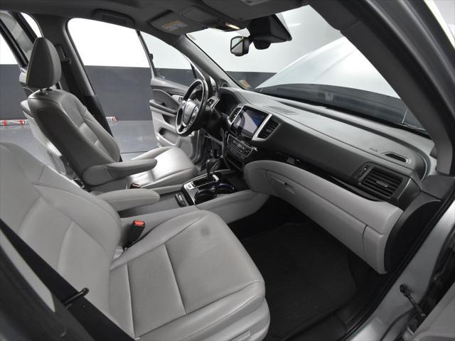 Photo of 2017 Lunar Silver Metallic Honda Ridgeline
