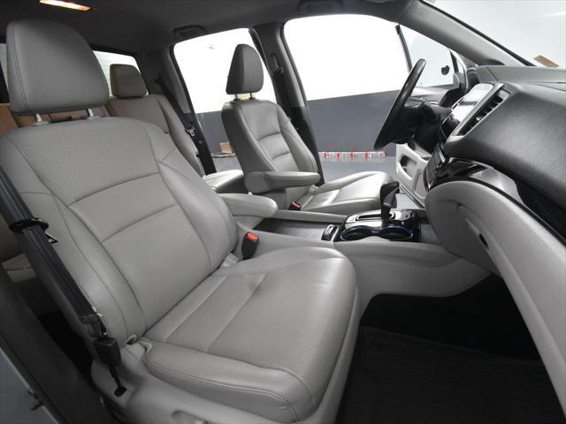 Photo of 2017 Lunar Silver Metallic Honda Ridgeline