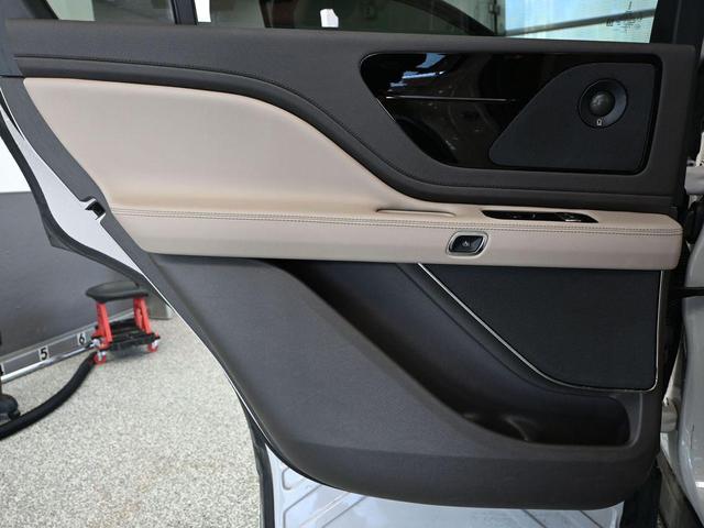 Photo of 2023 CERAMIC PEARL MET 3C Lincoln Aviator
