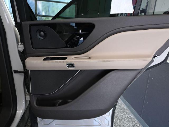 Photo of 2023 CERAMIC PEARL MET 3C Lincoln Aviator