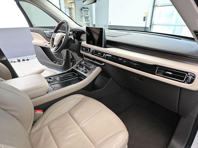 Photo of 2023 CERAMIC PEARL MET 3C Lincoln Aviator