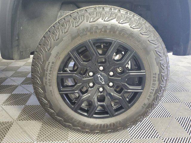 Photo of 2023 Summit White Chevrolet Colorado