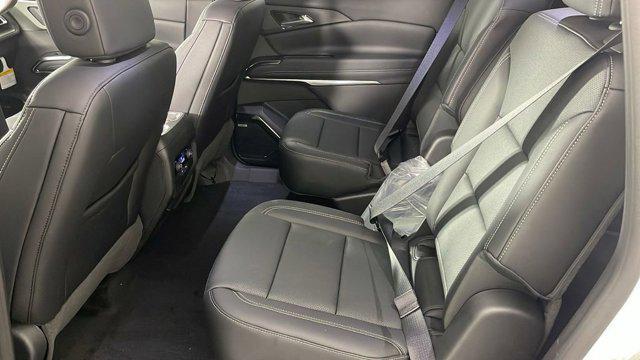 Photo of 2025 Summit White Chevrolet Traverse