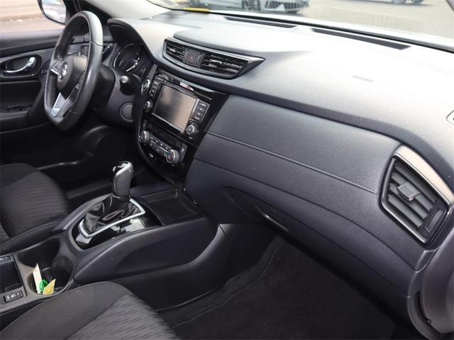 Photo of 2020 White Nissan Rogue