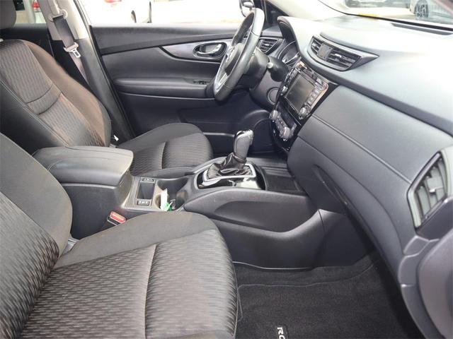 Photo of 2020 White Nissan Rogue