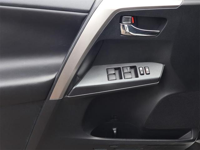 Photo of 2018 White Toyota RAV4