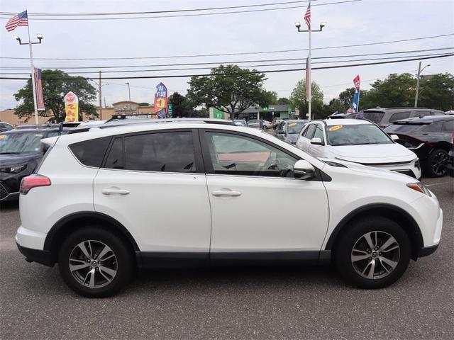 Photo of 2018 White Toyota RAV4