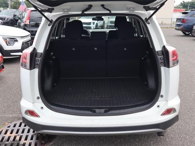 Photo of 2018 White Toyota RAV4