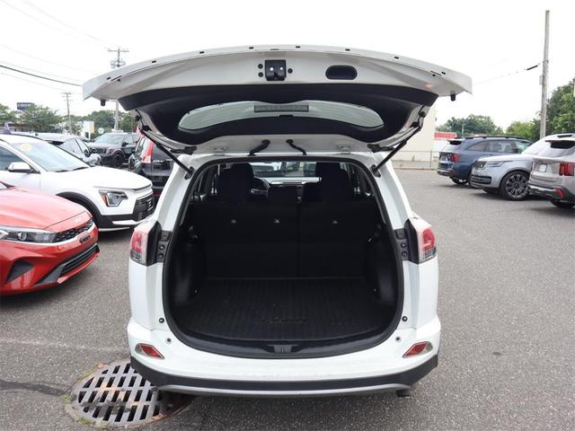 Photo of 2018 White Toyota RAV4