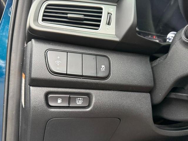 Photo of 2017 Deep Cerulean Kia Niro