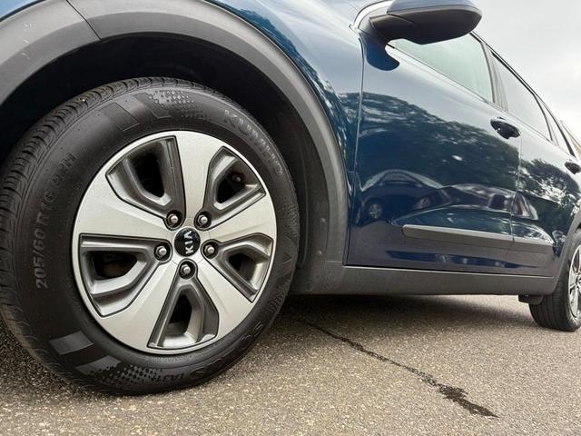 Photo of 2017 Deep Cerulean Kia Niro