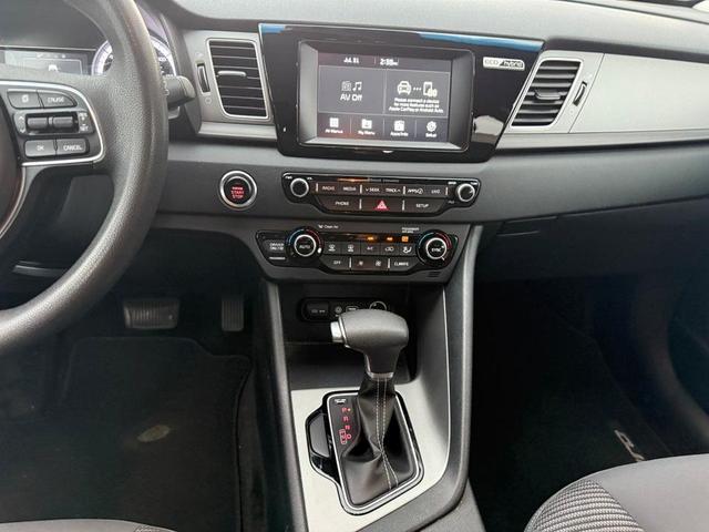 Photo of 2017 Deep Cerulean Kia Niro
