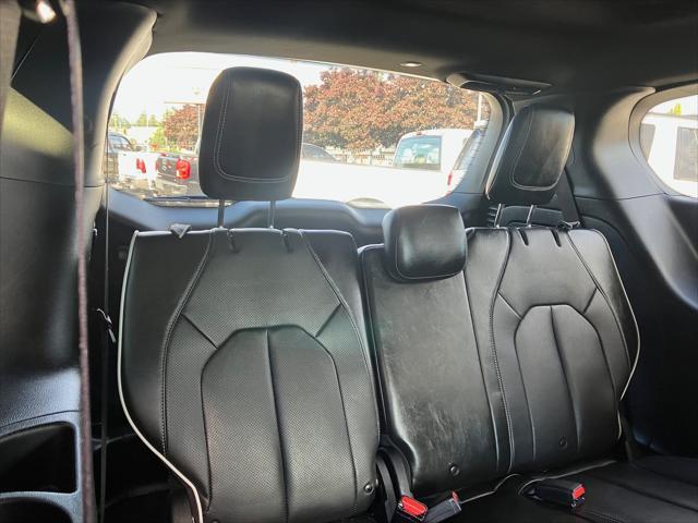 Photo of 2020 Brilliant Black Crystal Pearlcoat Chrysler Pacifica
