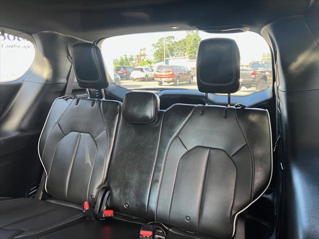 Photo of 2020 Brilliant Black Crystal Pearlcoat Chrysler Pacifica