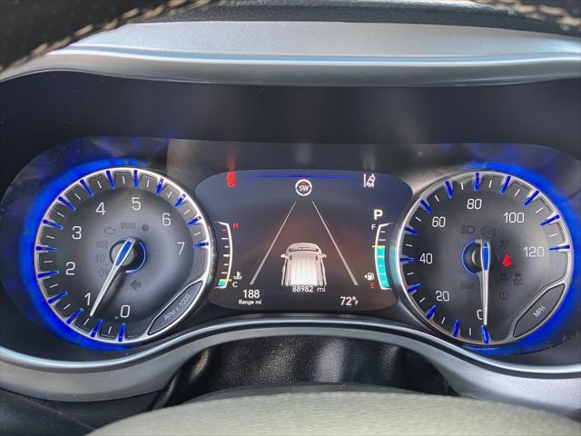 Photo of 2020 Brilliant Black Crystal Pearlcoat Chrysler Pacifica