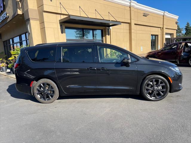 Photo of 2020 Brilliant Black Crystal Pearlcoat Chrysler Pacifica