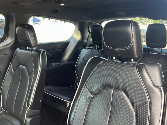Photo of 2020 Brilliant Black Crystal Pearlcoat Chrysler Pacifica