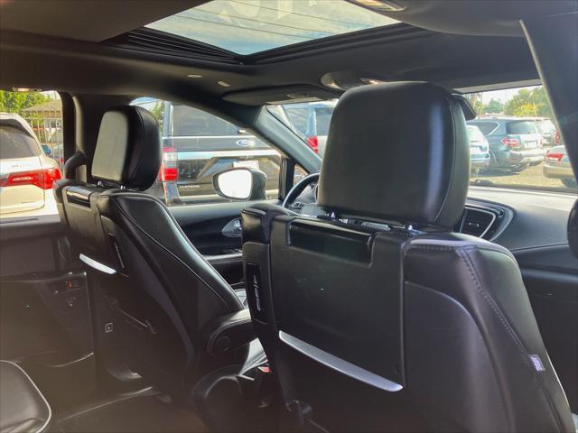 Photo of 2020 Brilliant Black Crystal Pearlcoat Chrysler Pacifica