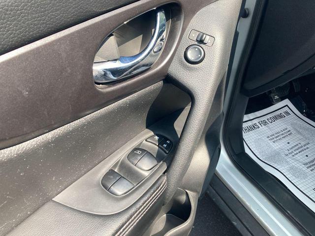Photo of 2016 Brilliant Silver Nissan Rogue