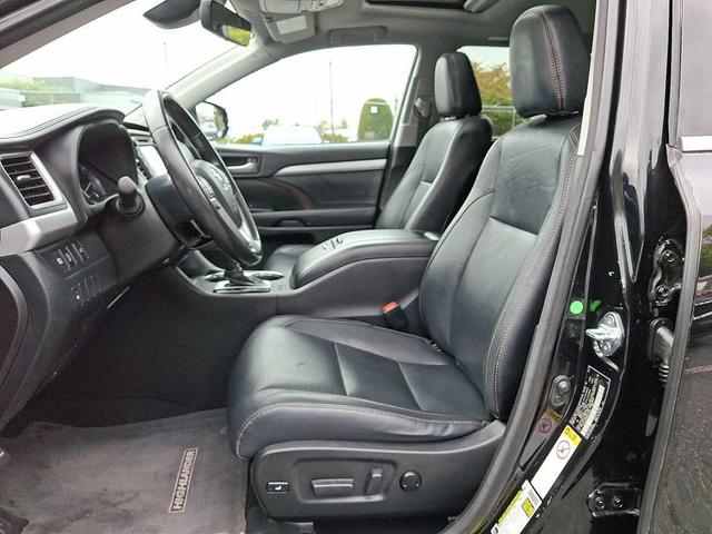 Photo of 2017 Midnight Black Metallic Toyota Highlander