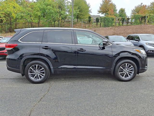 Photo of 2017 Midnight Black Metallic Toyota Highlander