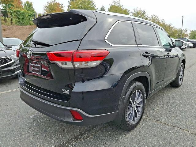 Photo of 2017 Midnight Black Metallic Toyota Highlander