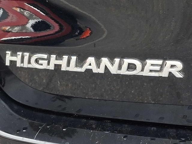 Photo of 2017 Midnight Black Metallic Toyota Highlander