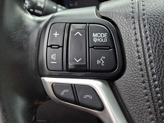 Photo of 2017 Midnight Black Metallic Toyota Highlander
