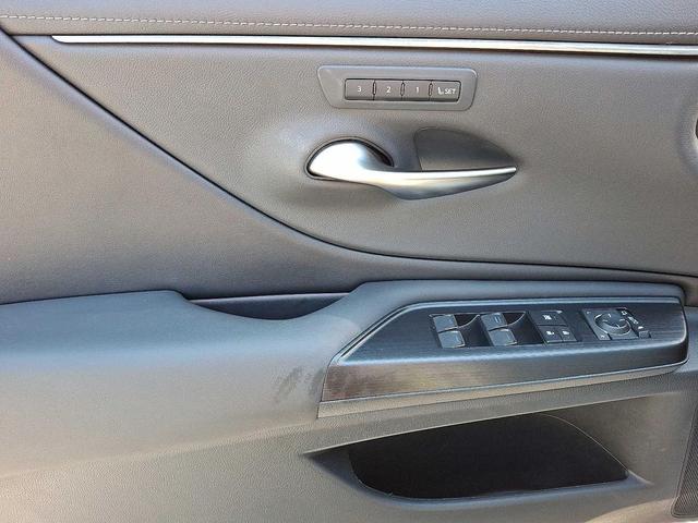 Photo of 2021 Atomic Silver Lexus ES 350