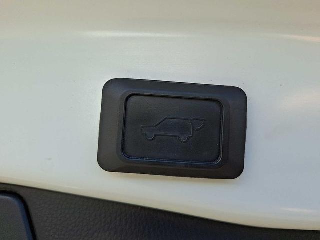 Photo of 2021 Blizzard Pearl w/Midnight Black Roof Toyota RAV4 Prime