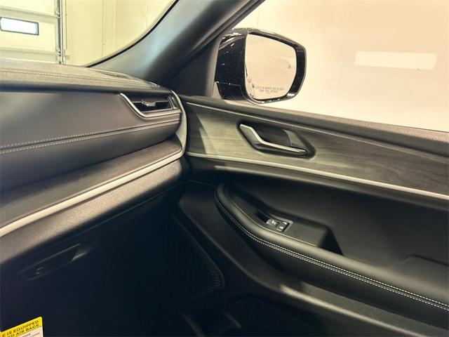 Photo of 2025 Metallic Jeep Grand Cherokee