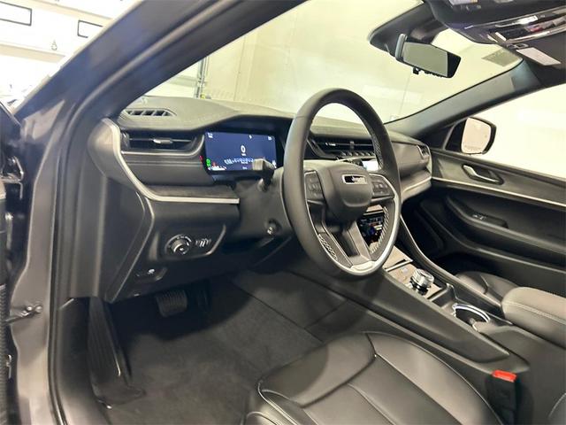 Photo of 2025 Metallic Jeep Grand Cherokee