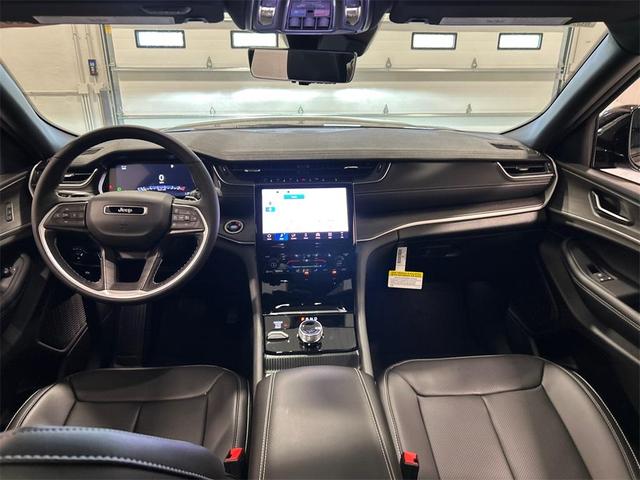 Photo of 2025 Metallic Jeep Grand Cherokee