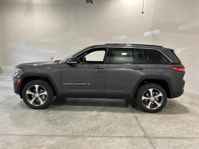 Photo of 2025 Metallic Jeep Grand Cherokee
