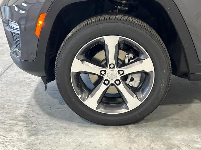 Photo of 2025 Metallic Jeep Grand Cherokee