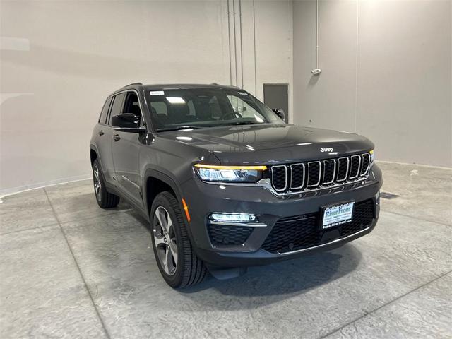 Photo of 2025 Metallic Jeep Grand Cherokee