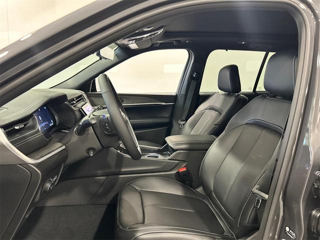 Photo of 2025 Metallic Jeep Grand Cherokee