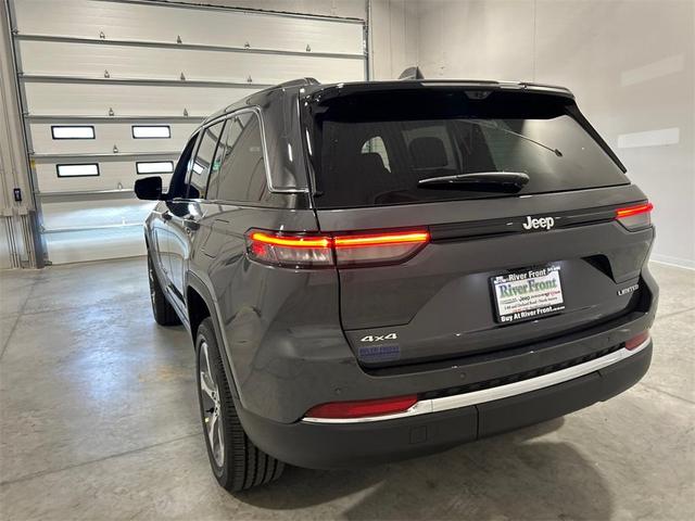 Photo of 2025 Metallic Jeep Grand Cherokee