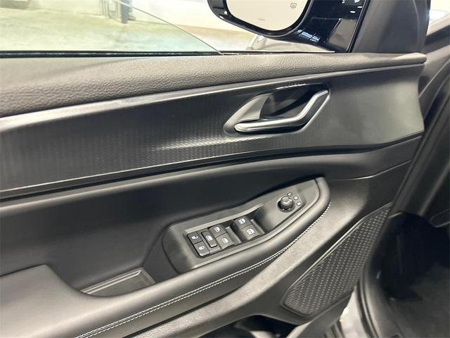 Photo of 2025 Metallic Jeep Grand Cherokee