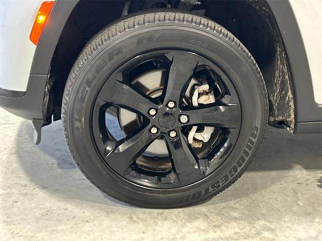Photo of 2023 Silver Zynith Jeep Grand Cherokee L